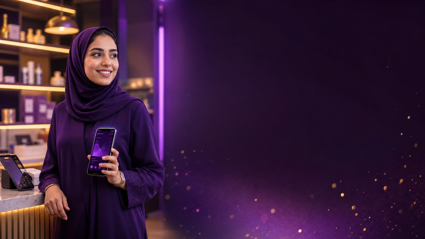 صاحبة متجر محلي تستخدم منصة Rolly على الهاتف